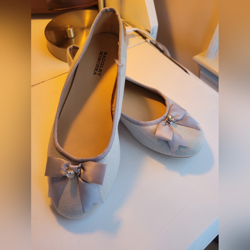 BADGLEY MISCHKA Cute Amber May Dress Shoes. Color Silver with Bow. Girl Size 2